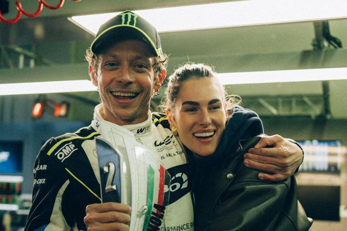 Valentino Rossi sur le podium à Imola : “Le MotoGP est plus facile…”