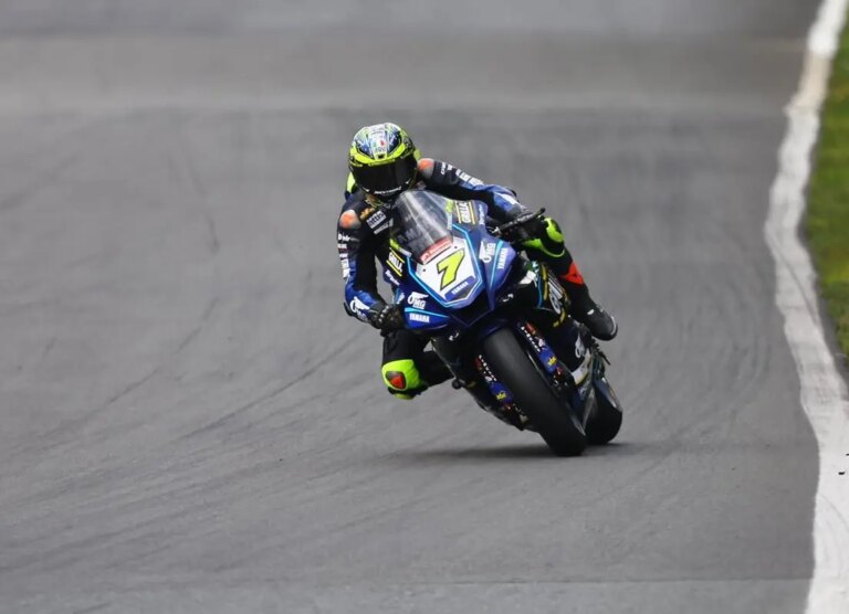 Ryan Vickers primeggia nella seconda sessione di libere del British Superbike a Donington Park. Tommy Bridewell fuori dalla top-12, Rory Skinner si ferma
