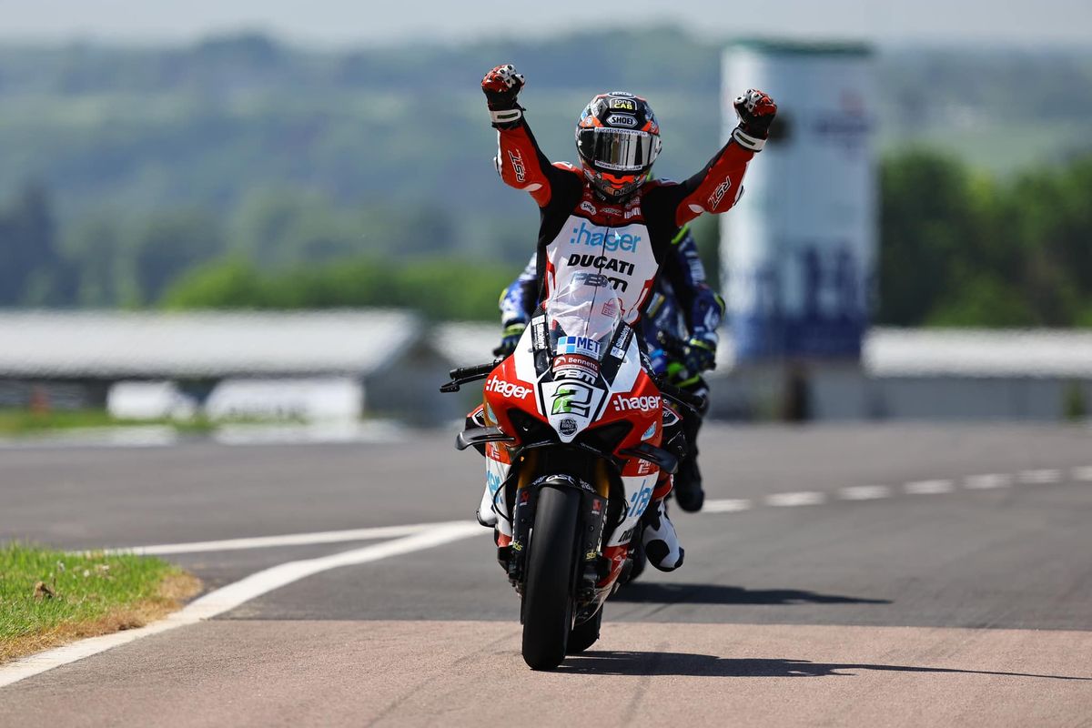 BSB Donington : Glenn Irwin a connu une Course 2 très serrée