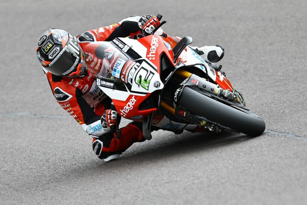 Glenn Irwin tiene a bada l’altro Ducatista Christian Iddon e vince Gara 1 del British Superbike a Oulton Park