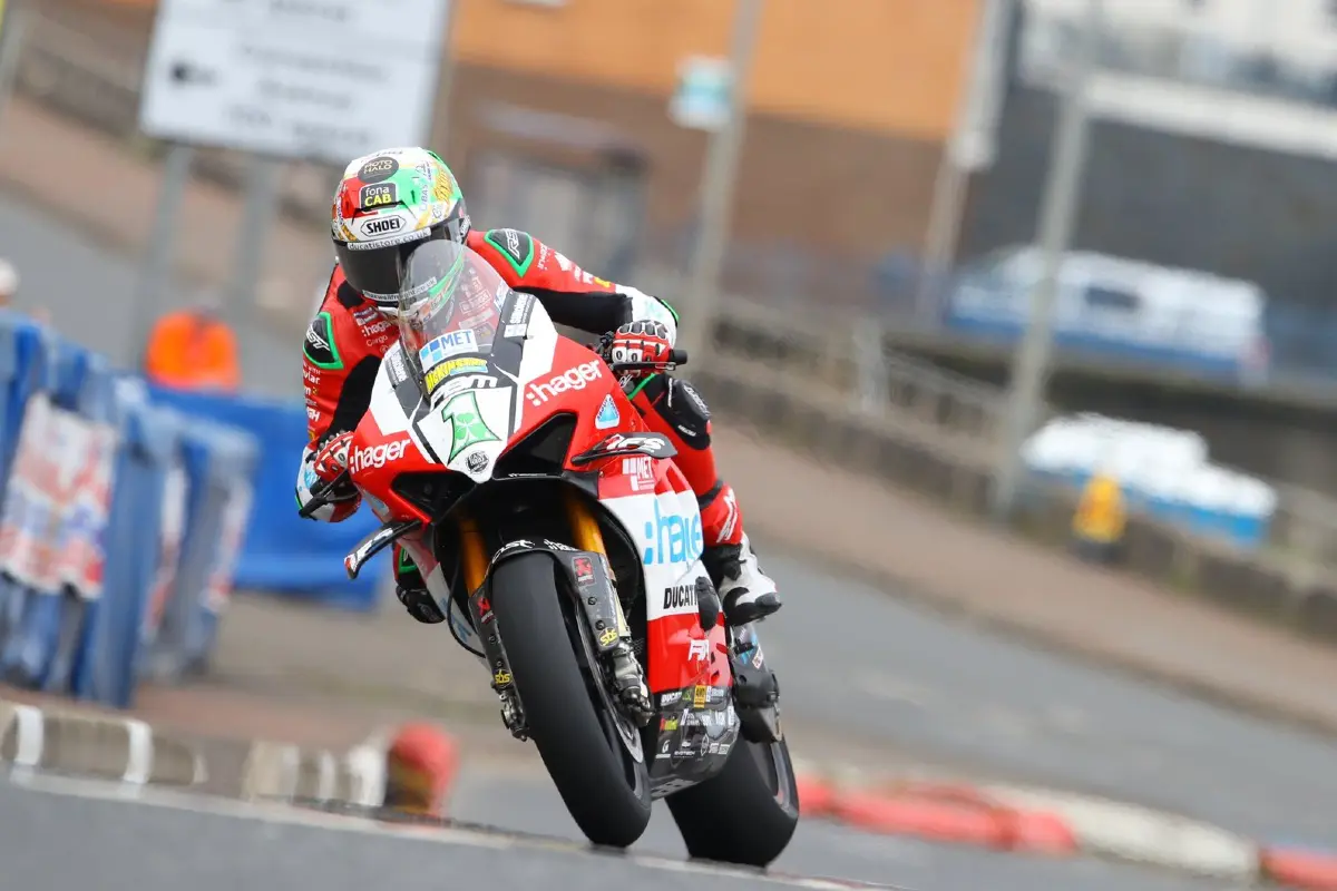 Glenn Irwin super dans les premiers tests du North West 200