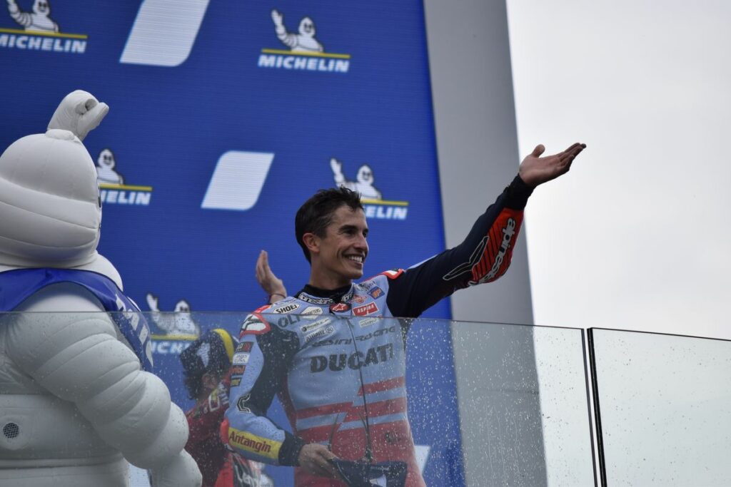 Spectacle de Marc Marquez : entre retours de chefs-d’œuvre et sirènes de transfert Un fenomenale Marc Marquez sale di nuovo sul podio di Le Mans dopo essere partito 13esimo, ma gli occhi sono già sul 2025: idee chiare sul futuro
