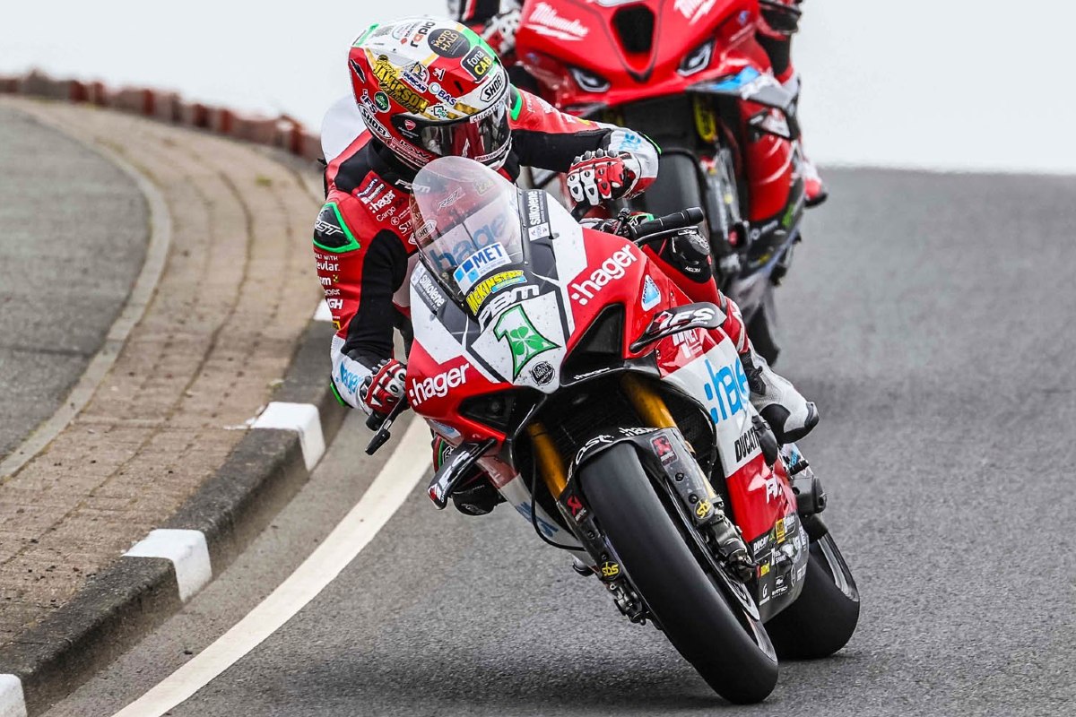 Victoire historique de Glenn Irwin en Superbike au North West 200