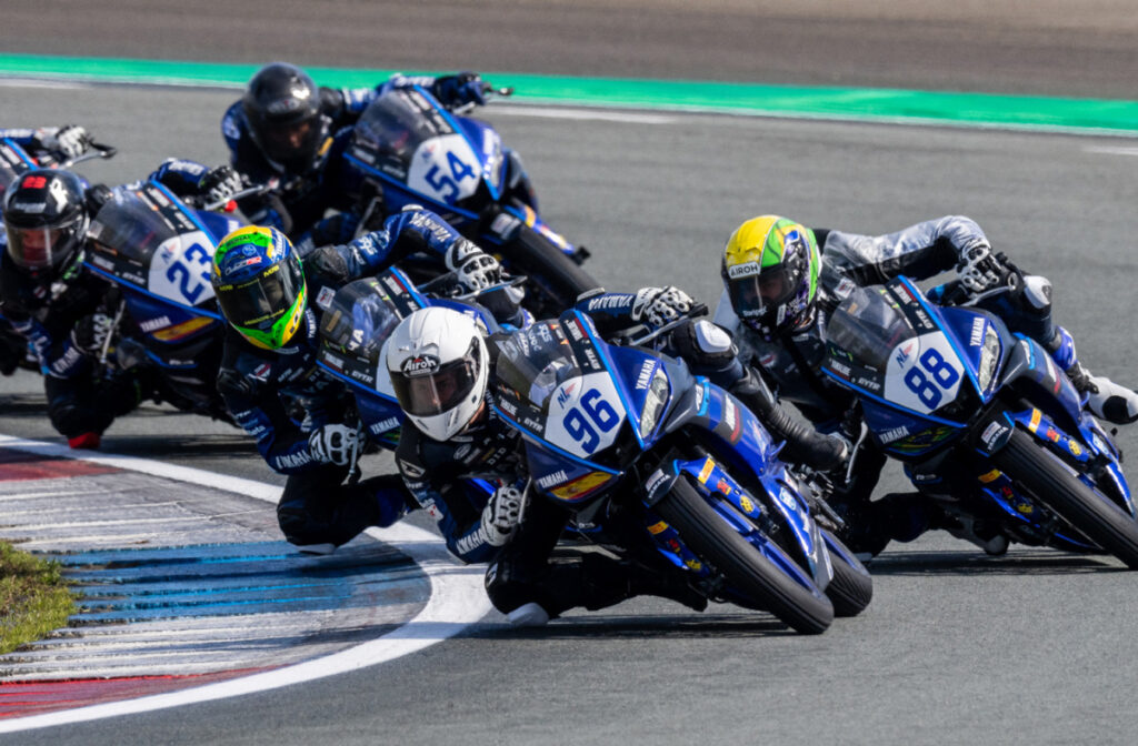 Yamaha R3 bLU cRU