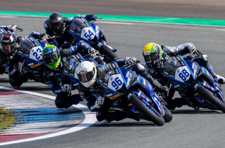 Yamaha R3 bLU cRU