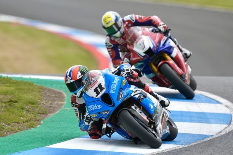 Il maltempo condiziona il venerdì di prove libere del British Superbike a Knockhill: pochi giri sull’asciutto, con Rory Skinner al comando e il leader di campionato Glenn Irwin settimo