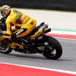 In condizioni delicate Luca Salvadori fa il vuoto e centra sul bagnato la terza vittoria stagionale nel National Trophy 1000: sempre più leader di campionato