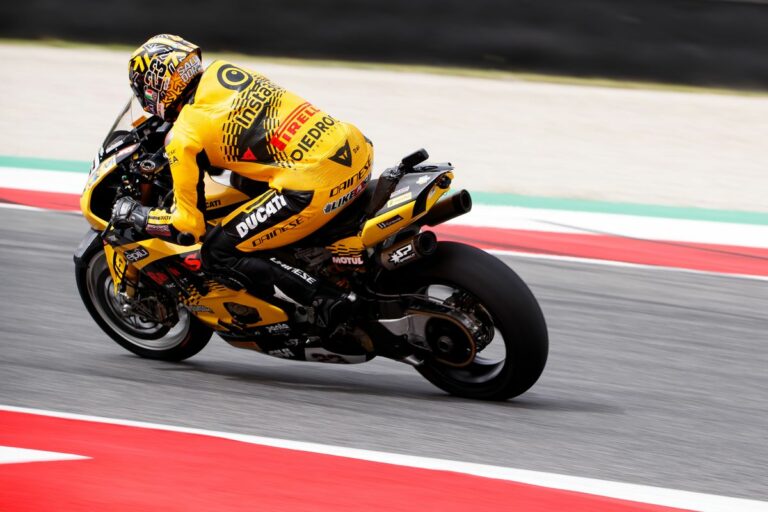 In condizioni delicate Luca Salvadori fa il vuoto e centra sul bagnato la terza vittoria stagionale nel National Trophy 1000: sempre più leader di campionato