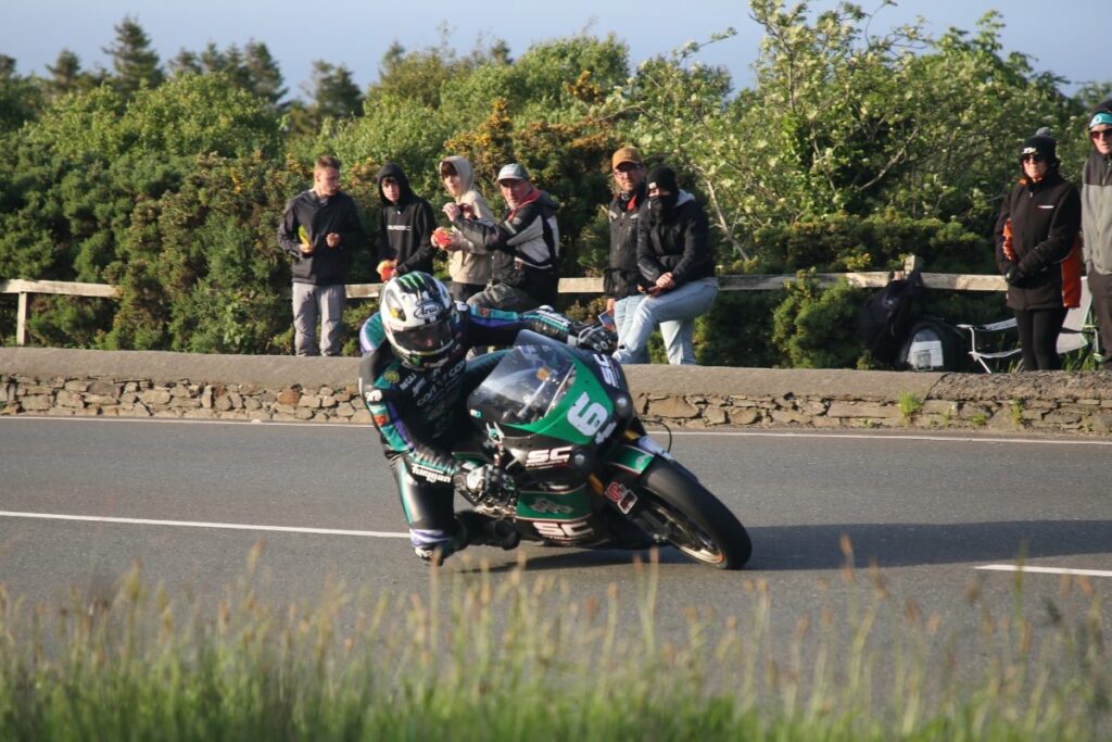 Michael Dunlop record 27ème victoire : triomphe avec Paton au TT 2024 Michael Dunlop 27^ vittoria record: trionfo con Paton al TT 2024