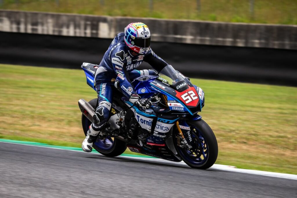 Gara 1 del CIV Superbike al Mugello ricca di colpi di scena: una bandiera rossa, Michele Pirro va giù al penultimo giro, Alessandro Delbianco torna alla vittoria