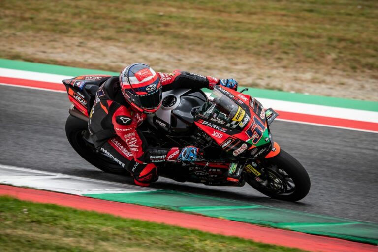 Con una spalla lussata Michele Pirro domina Gara 2 del CIV Superbike al Mugello in condizioni miste, doppietta Honda sul podio con Luca Vitali e Simone Saltarelli