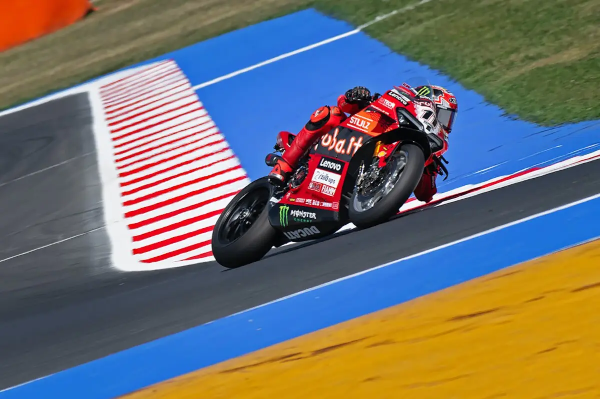 Superbike Misano : Test 2, Nicolò Bulega prépare le trick