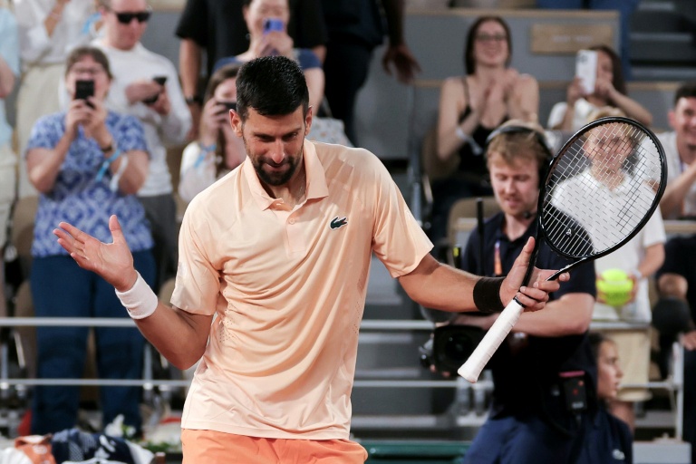 Roland-Garros: Djokovic cède un set, Zverev et Kostyuk passent au 2e tour