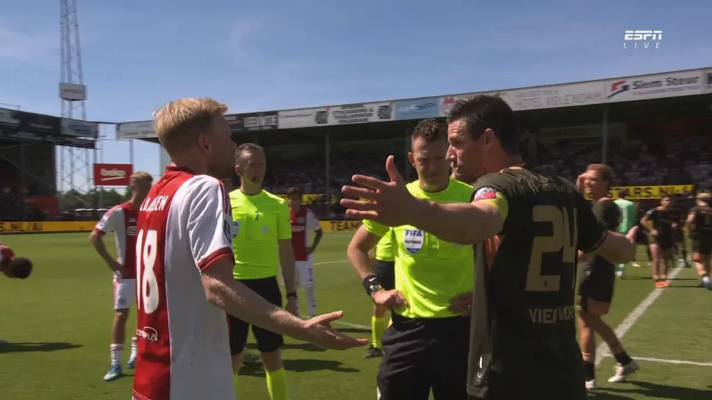 Des images d’ESPN capturent un chaos indescriptible lors du match Ajax - FC Utrecht : « On n’est tout de même pas des amateurs ? »