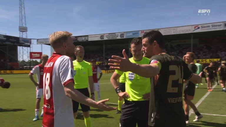 Des images d’ESPN capturent un chaos indescriptible lors du match Ajax - FC Utrecht : « On n’est tout de même pas des amateurs ? »