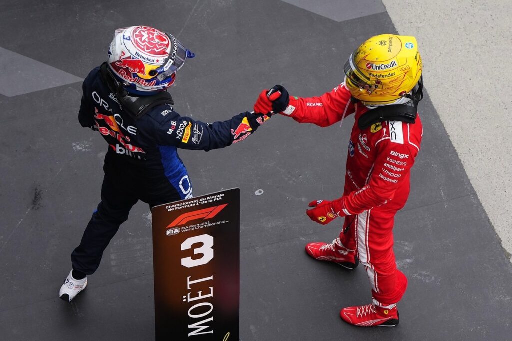 Hamilton et Verstappen taclent encore la F1 2026 malgré le spectacle