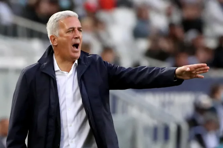 Coupe du monde 2026: les supporters algériens plantent la tente pour surveiller l'arrivée des joueurs à l'aéroport pour deviner la liste de Petkovic