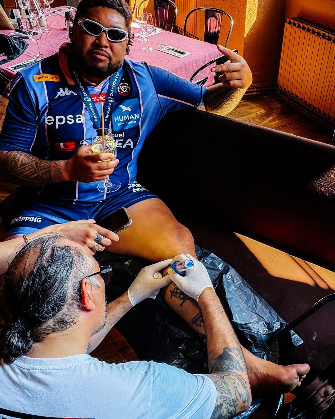 Trois jours après le titre de l'UBB, ils n'ont toujours pas quitté leur tenue de match: les folles célébrations de Tameifuna et Coleman dans les rues de Bordeaux