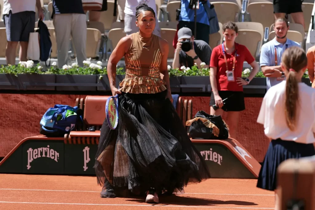 Roland-Garros: la nouvelle tenue extravagante de Naomi Osaka pour son entrée sur le court