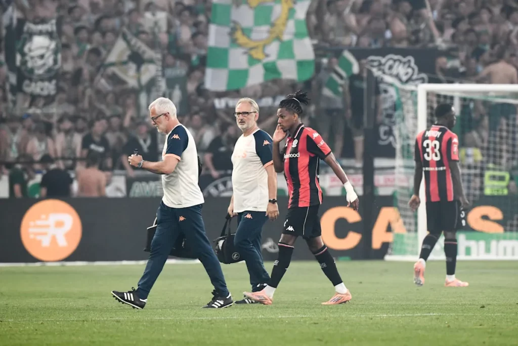 Saint-Etienne-Nice: Boudaoui sort après un gros choc à deux semaines du Mondial, l'Algérie retient son souffle