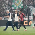 Saint-Etienne-Nice: Boudaoui sort après un gros choc à deux semaines du Mondial, l'Algérie retient son souffle