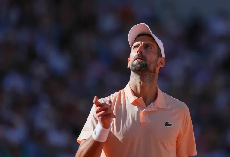Roland-Garros : Novak Djokovic évite le coup de chaud