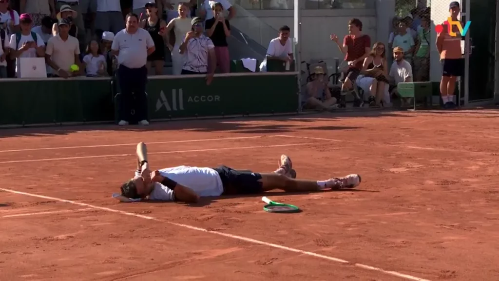 Roland-Garros : les images déchirantes de Mensik, cloué au sol après avoir gagné son match face à Navone