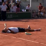 Roland-Garros : les images déchirantes de Mensik, cloué au sol après avoir gagné son match face à Navone