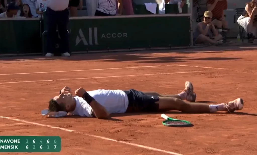Roland-Garros: "Insensé de jouer avec cette chaleur", la sortie cash de Mensik après ses terribles crampes