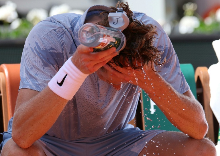 Roland-Garros: abandonné par son corps, le grand favori Sinner éliminé dès le 2e tour