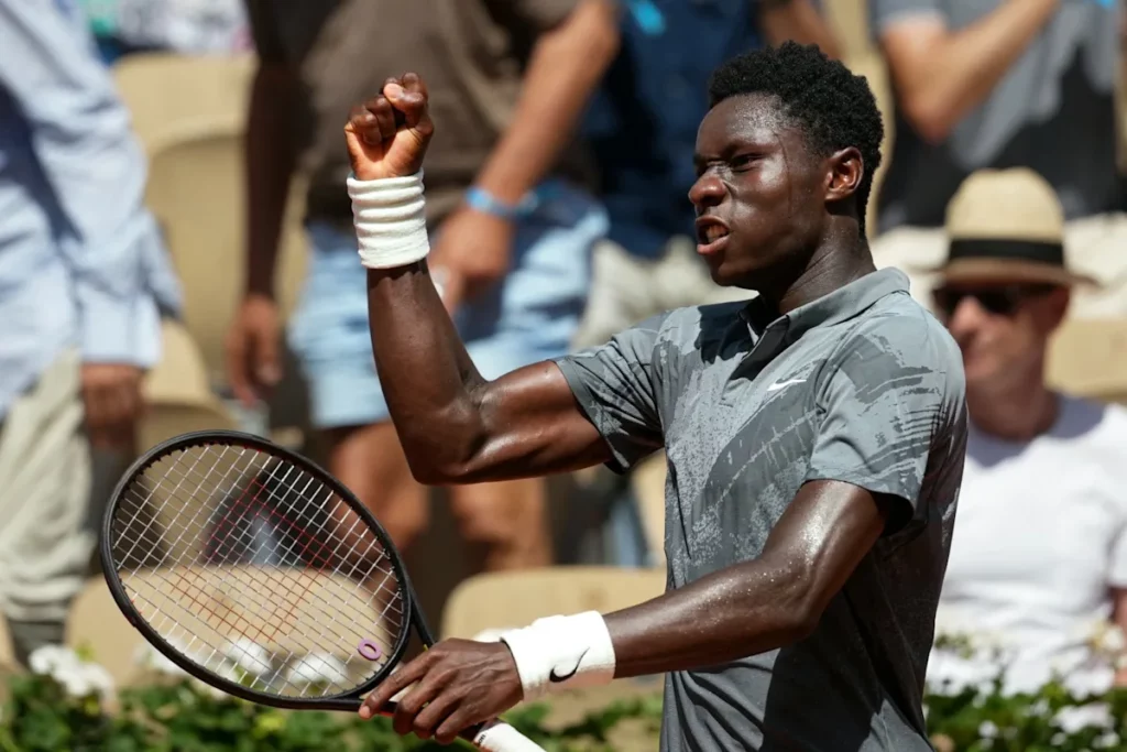 En plein cagnard, face à PSG-Arsenal ou en prime time... quelle programmation samedi pour le 3e tour de Moïse Kouame à Roland-Garros?
