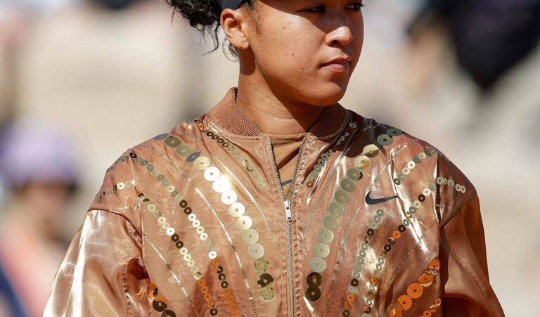 Nouveau tour, nouvelle tenue : à Roland-Garros Naomi Osaka met les bouchées doubles et arbore un look inédit qui fait encore sensation