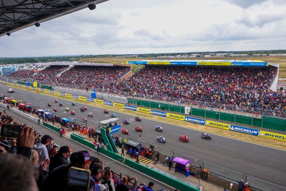 Grille de départ du MotoGP avec des positions plus espacées