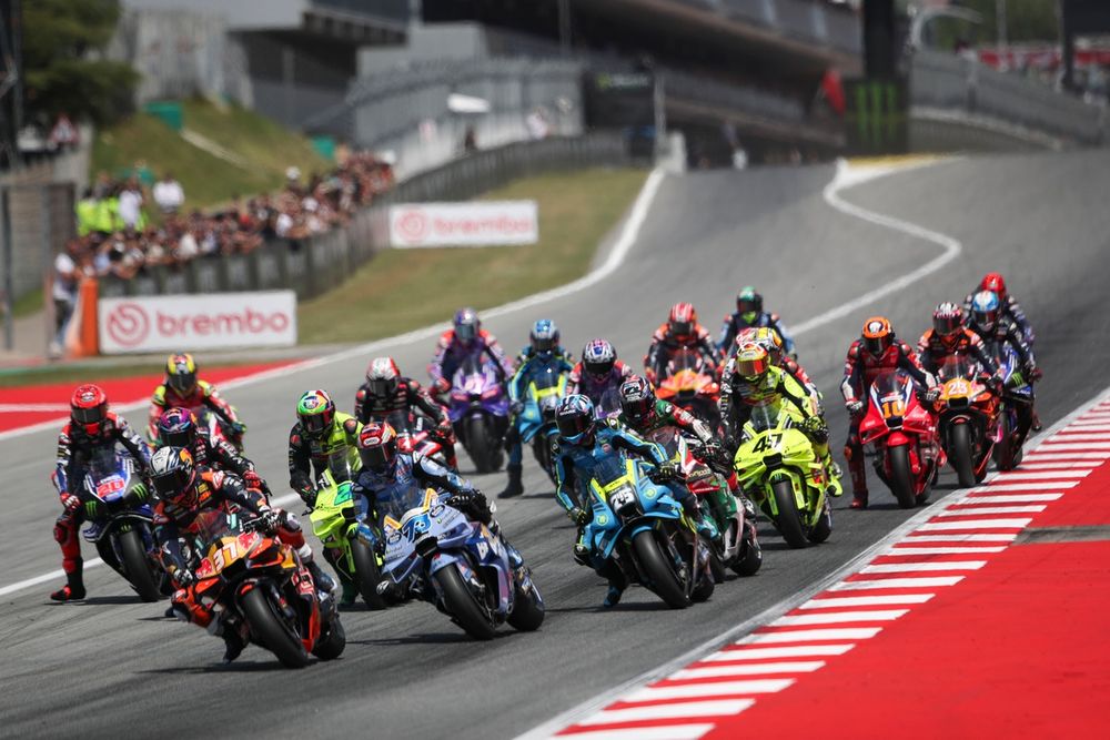 Pilotes de MotoGP en pleine manœuvre de départ