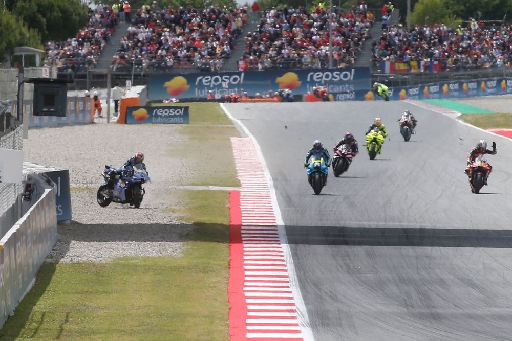 Álex Márquez piégé derrière la moto en difficulté de Pedro Acosta