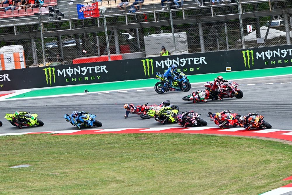 Johann Zarco est tombé lors du deuxième départ à Barcelone.