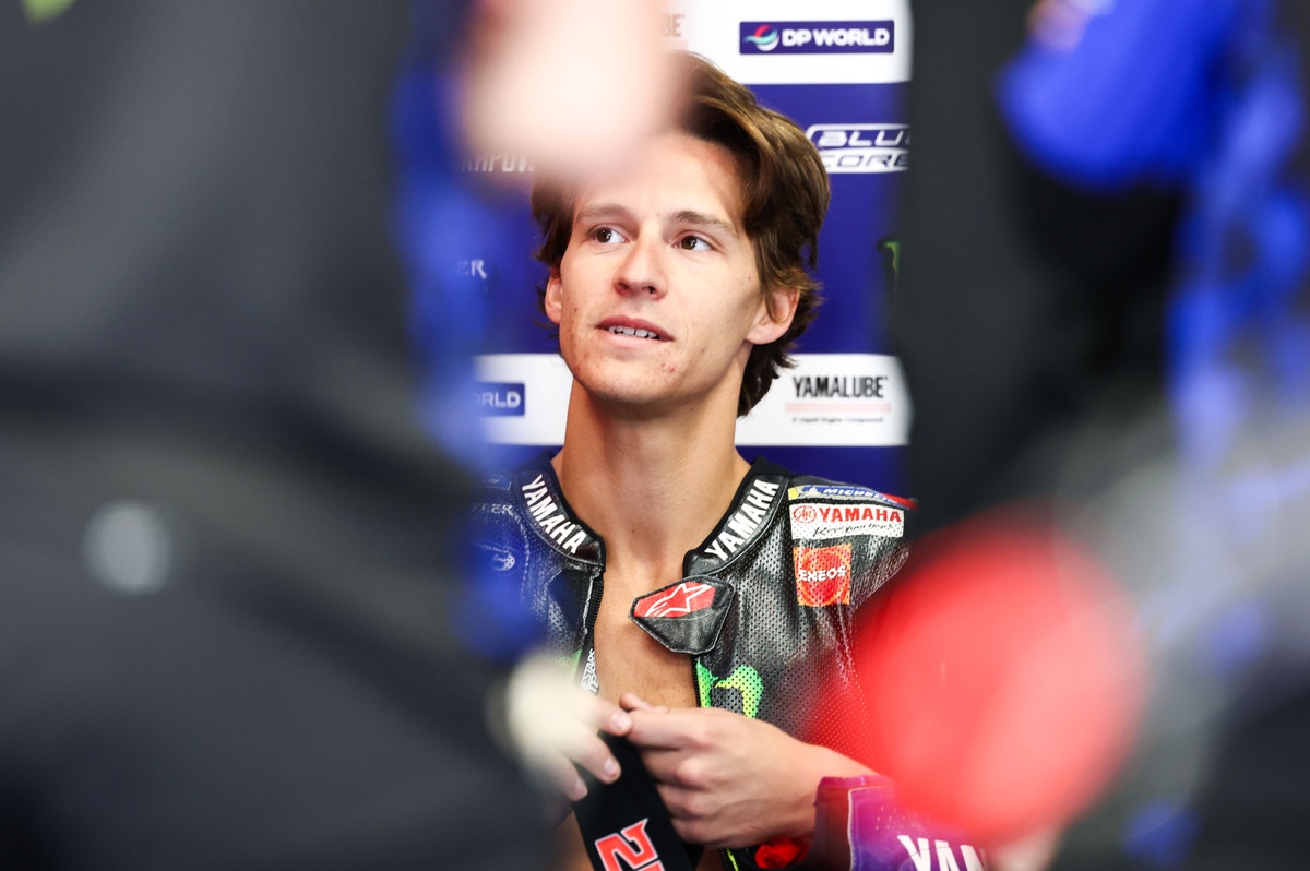 Fabio Quartararo en combinaison Yamaha lors d’un Grand Prix MotoGP