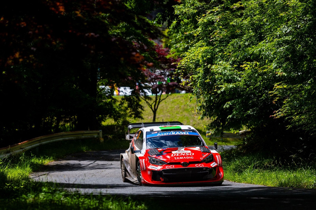 Evans domine le rallye du Japon, défiant Solberg et Ogier.
