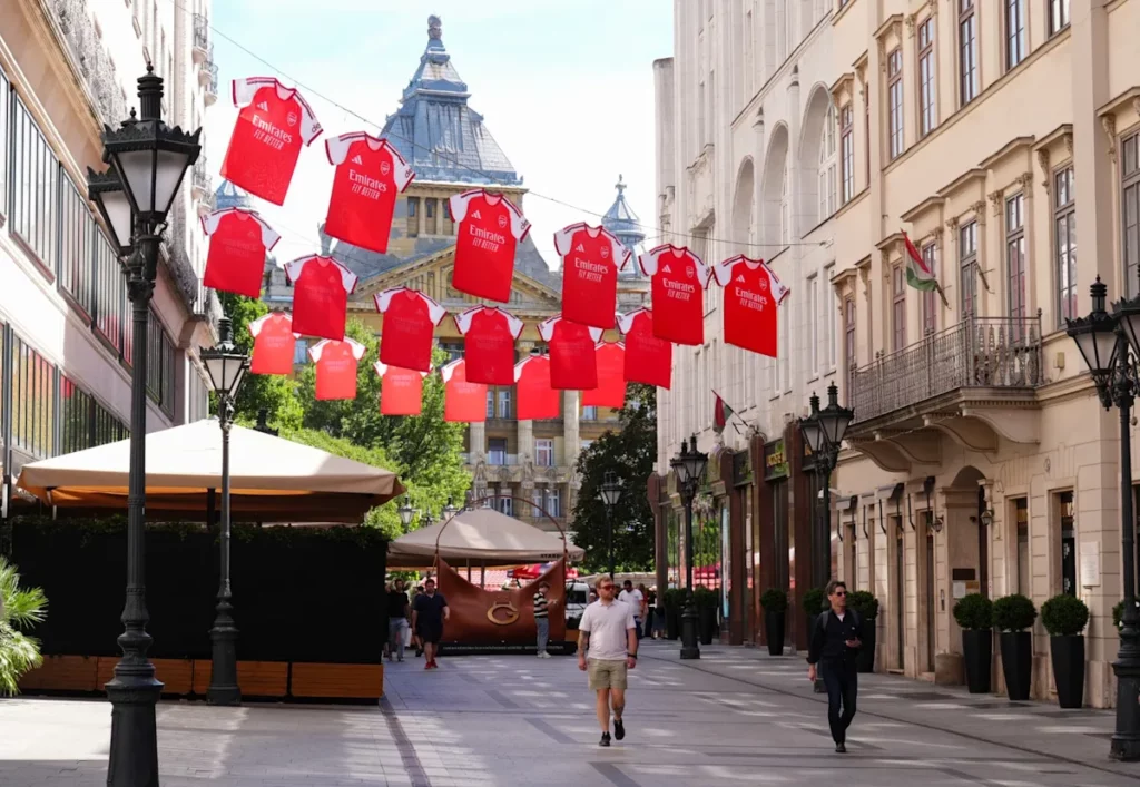 Maillots rouges d’Arsenal partout, voitures aux couleurs des clubs, chants parisiens: Budapest monte en température
