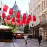 Maillots rouges d’Arsenal partout, voitures aux couleurs des clubs, chants parisiens: Budapest monte en température