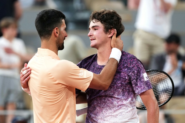Roland-Garros: Djokovic prend la porte dès le 3e tour, encore un favori au tapis