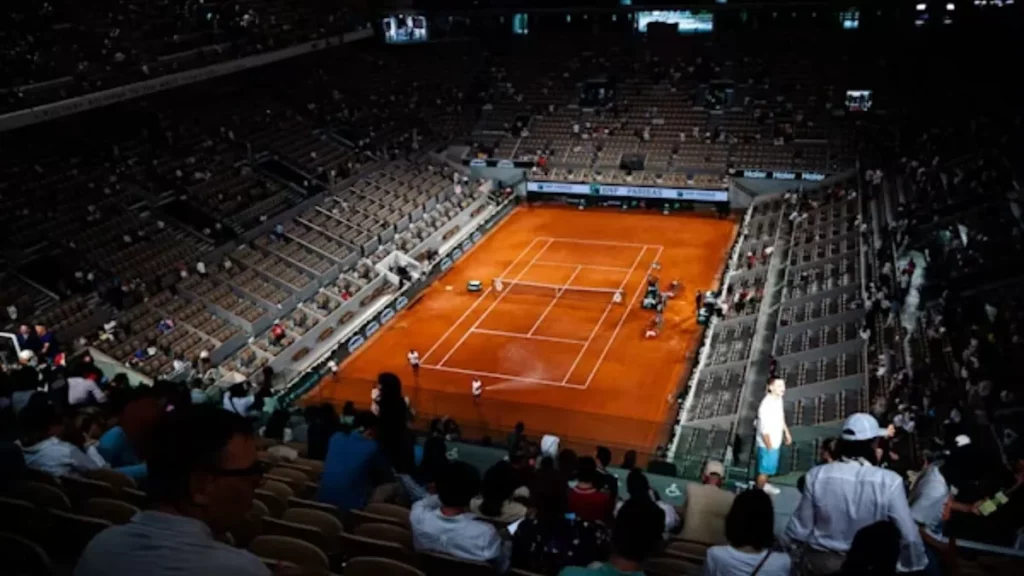 "Ces trucs doivent disparaître": à Roland-Garros, bâches et panneaux publicitaires font rager les joueurs
