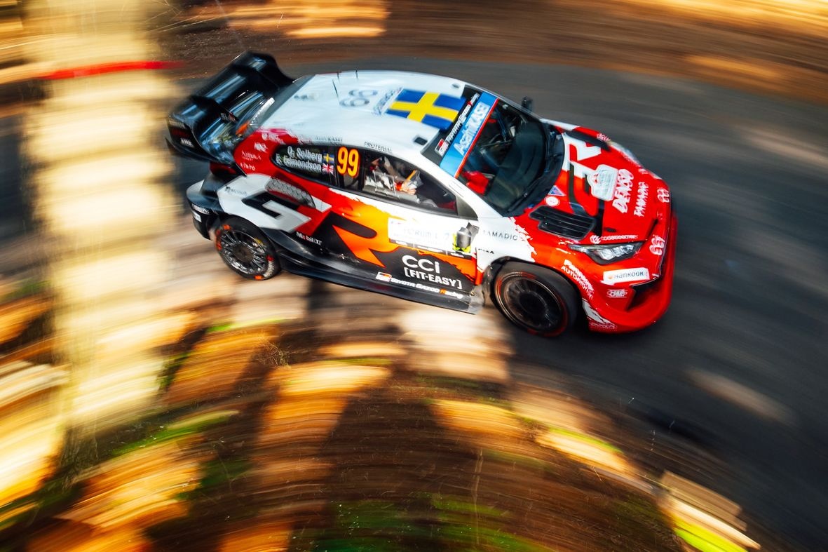 Solberg hors du rallye du Japon après une sortie de route spectaculaire