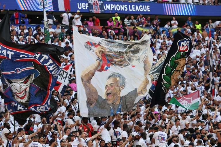 Ligue des champions: le PSG entre dans la légende, liesse et tensions à Paris
