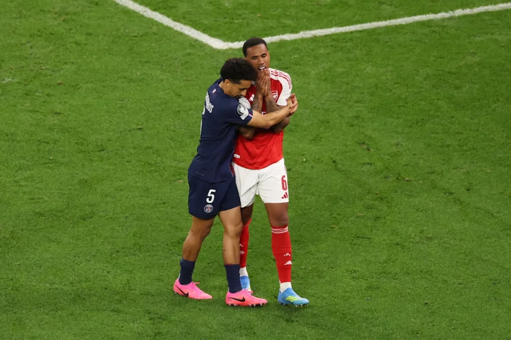 PSG-Arsenal: l'image très classe de Marquinhos qui réconforte Gabriel après son tir au but raté en finale de Ligue des champions
