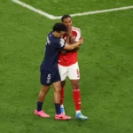 PSG-Arsenal: l'image très classe de Marquinhos qui réconforte Gabriel après son tir au but raté en finale de Ligue des champions