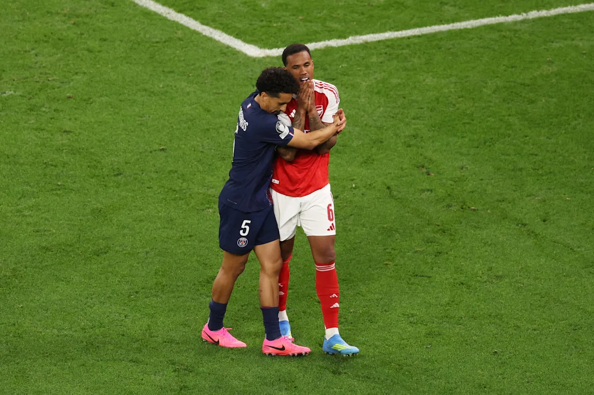 PSG-Arsenal: l'image très classe de Marquinhos qui réconforte Gabriel après son tir au but raté en finale de Ligue des champions