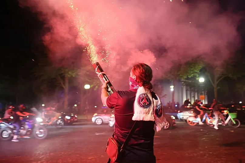 Les supporters du PSG ont tiré des feux d’artifice pour célébrer leur victoire à Paris, samedi 30 mai 2026, après la finale de la Ligue des champions de football.