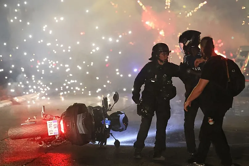 La police tente de disperser des supporters du PSG qui allument des feux d’artifice pour célébrer leur victoire à Paris, samedi 30 mai 2026.