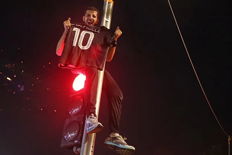 Les supporters du PSG célèbrent à Paris, samedi 30 mai 2026, après la finale de la Ligue des champions entre Paris Saint‑Germain et Arsenal disputée à Budapest.